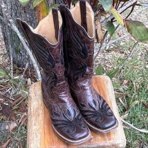 Mexico made... Leather Roper Boots with Black Embroidery Inlay..